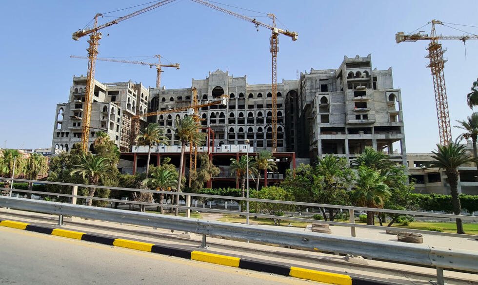 مشروع بناء كبير بأبراج وروافع في ليبيا