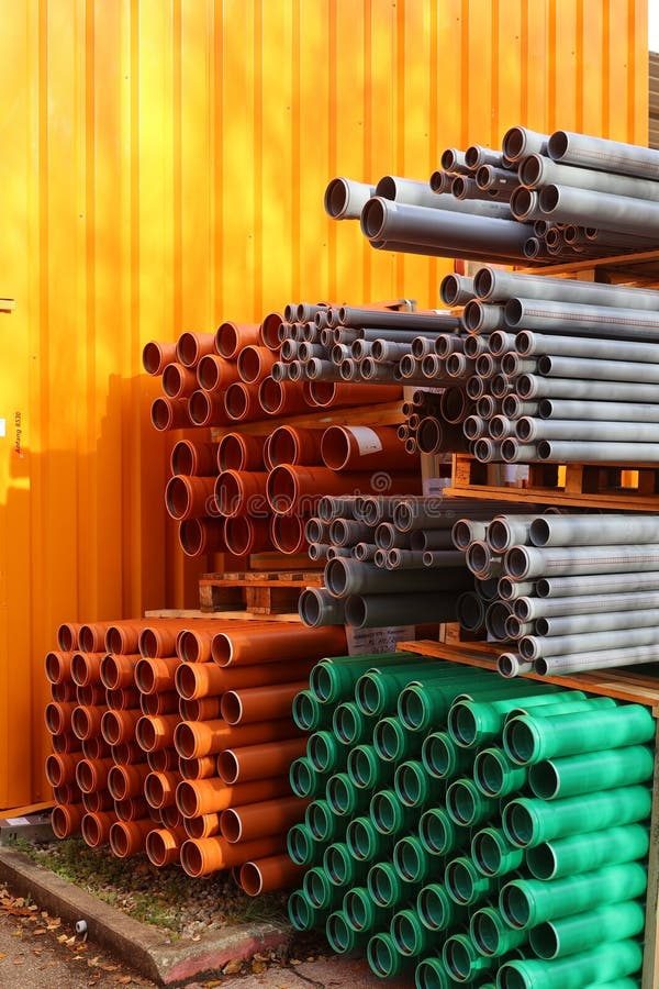 أنابيب PVC للمياه مكدسة ومنظمة في المخزن